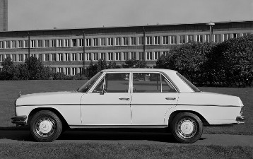 Klassische Moderne mit Doppelstoßstange: Mercedes-Benz 250 der Baureihe W 114 aus dem Jahr 1967.