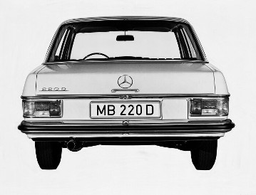 Noch mit klassischen Heckleuchten: Mercedes-Benz 220 D der Baureihe W 115, vor der Modellpflege im Jahr 1973.