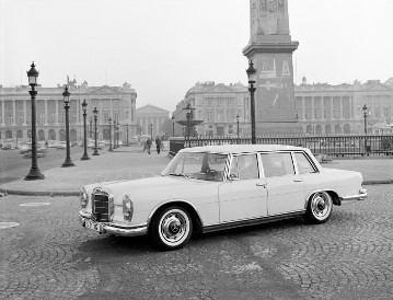 Mercedes-Benz 600 
Limousine Baureihe W 100 auf dem Place de la Concorde in Paris, 1963