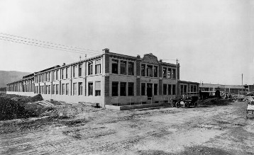 Forge, around 1904. First building on the new factory grounds of Daimler-Motoren-Gesellschaft in Untertürkheim. The front section of the building housed offices in those days.