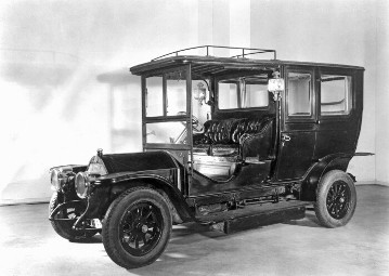 Benz 14/30 PS Limousine mit einem 3,6 Liter Vierzylindermotor, 30 PS / 22 kW
Hier ein Fahrzeug der unternehmenseigenen Fahrzeugsammlung aus dem Jahr 1911.