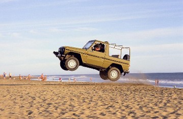 Mercedes-Benz 230 G, Offener Wagen, Geländewagen, Baureihe 460, Version 1979, Serienlackierung Agavengrün (DB 6880), Halogen-Nebelscheinwerfer, Reserverad am Heck, Seilwinde (Sonderausstattungen). Am Steuer der Testfahrer der G-Modelle und spätere  Papstchauffeur, Heinrich Wangler. Classic Magazin 02.2019, Nr. 57, Seite 8.