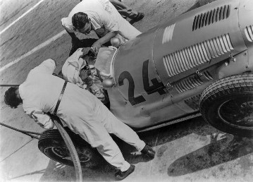 Großer Preis von Tripolis, 7. Mai 1939. Rudolf Caracciola mit dem Mercedes-Benz 1,5-Liter-Rennwagen W 165, der in Tripolis den zweiten Rang belegte.