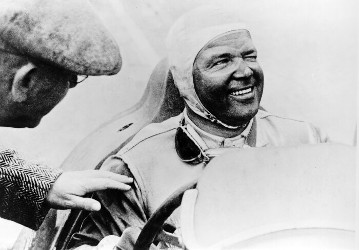 Großer Preis der Schweiz, Bremgarten, 21. August 1938
Rudolf Caracciola nach seinem, im strömenden Regen errungenen Sieg.