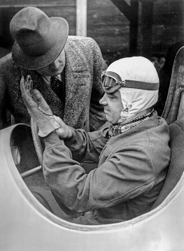 Weltrekordfahrten auf der Avus in Berlin, 10.12.1934. Rudolf Caracciola im Gespräch mit Rennleiter Alfred Neubauer kurz vor dem Start.
