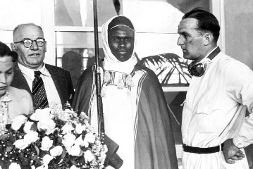 Großer Preis von Tripolis, 7. Mai 1939. Personen von links: Frau Lydia Lang, Direktor Max Sailer und Sieger Hermann Lang.