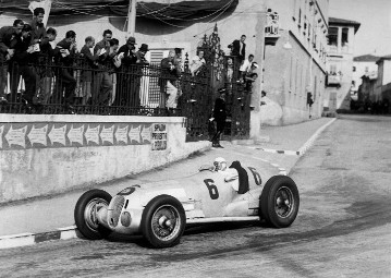 Großer Preis von Italien in Livorno am 12. September 1937. Hermann Lang (Startnummer 6) belegte mit einem Mercedes-Benz Formel-Rennwagen W 125 den fünften Platz.