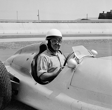 Konstrukteur Rudolf Uhlenhaut am Steuer eines Mercedes-Benz Formel-Rennwagen W 165 während einer Vorführung auf der Einfahrbahn in Untertürkheim anno 1959. Aufnahme anlässlich eines Besuches des Herzogs von Kent.