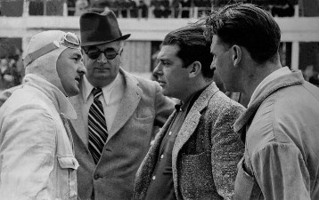 Großer Preis von Frankreich in Reims, 9. Juli 1939. Personen von links: Hermann Lang, Rennleiter Alfred Neubauer, Oberingenieur Rudolf Uhlenhaut und der Mechaniker Willy Zimmer von der Rennabteilung. (Hermann Lang ist mit seinem Mercedes-Benz Formel-Rennwagen W 154/163 in der 36. Runde wegen Motorschaden ausgeschieden).