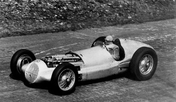 Rudolf Uhlenhaut am Steuer des Mercedes-Benz 3-l-Formel-Rennwagen (W 154) bei den ersten Testfahrten im Frühjahr in Monza, 1938.