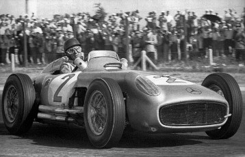 Großer Preis von Argentinien in Buenos Aires, 16. Januar 1955. 
Sieger Juan Manuel Fangio im Mercedes-Benz Rennwagen W 196 R Monoposto. Als einziger Spitzenfahrer stand Fangio dieses Rennen ohne Ablösung durch und gewann überlegen.