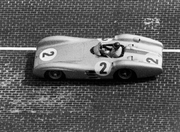 Großer Preis von Berlin auf der Avus, 19. September 1954. Zweiter Platz: Juan Manuel Fangio (Startnummer 2) in der Steilkurve auf Mercedes-Benz W 196 R mit Stromlinienkarosserie.