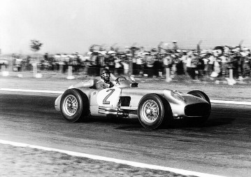Großer Preis von Argentinien in Buenos Aires, 16. Januar 1955. Juan Manuel Fangio am Steuer des Mercedes-Benz Rennwagens W 196 R Monoposto. Als einziger Spitzenfahrer stand Fangio dieses Rennen ohne Ablösung durch und gewann überlegen.