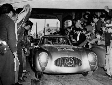 III. Carrera Panamericana in Mexico, 1952. Das Siegerteam: Karl Kling und Hans Klenk auf Mercedes-Benz 300 SL (Startnummer 4) werden begeistert empfangen.