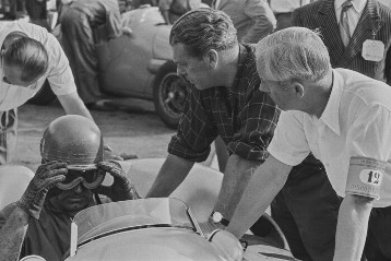 Großer Preis von Italien in Monza, 5. September 1954. Personen von links: Karl Kling, Oberingenieur Rudolf Uhlenhaut und Prof. Dr. Fritz Nallinger.