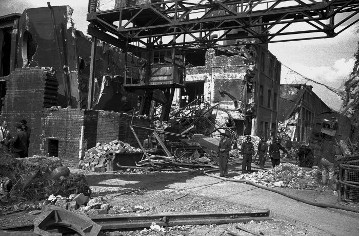Wilhelm-Haspel-Straße im Werk Untertürkheim nach den Luftangriffen im Jahre 1944.