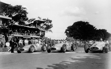 Gran Premio Presidente Perón in Buenos Aires, 18. Februar 1951. Am Start drei Mercedes-Benz Rennwagen W 154 / M163, von links: Karl Kling (Startnummer 6), Hermann Lang (Startnummer 4) und Juan Manuel Fangio (Startnummer 2).