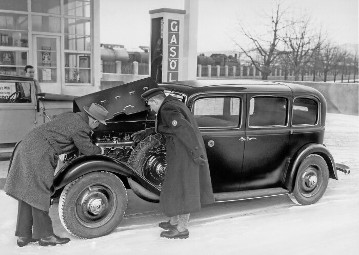 Tankstellenszene mit einem Mercedes-Benz 260 D (W 138) aus einem Serviceprospekt. Diesel-Zapfsäulen sind noch selten und bisher Lastwagen vorbehalten.