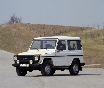 Mercedes-Benz 230 GE, Station-Wagen kurz, Geländewagen, Baureihe 460, Version 1982. Reihen-Vierzylinder-Benzinmotor M 102, 2.299 cm³, 92 kW/125 PS. Serienlackierung Cremeweiß (RAL 9001), Halogen-Nebelscheinwerfer und Reserverad am Heck (Sonderausstattungen).