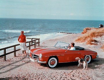 Zeitgenössisches Werbefoto des Mercedes-Benz 190 SL Roadster aus den 1950er-Jahren auf der Ferieninsel Sylt in der Nachmittagssonne. Der 190 SL findet schnell sein status- und designbewusstes Publikum als eleganter und zuverlässiger Traumwagen.