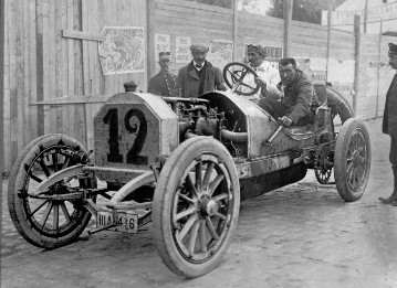 Ardennes race, according to Grand Prix Formula (600 km), July 27, 1907. The winner Baron Pierre de Caters (start number 12) is seen here with a 130-hp Mercedes racing car.