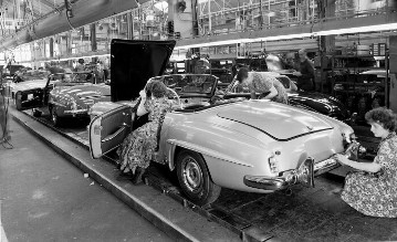 Sindelfingen plant, SL-line
Final assembly of 190 SL and 300 SL
1958
The final assembly line of the 190 SL at the Sindelfingen plant. A lot of manual work characterises the production process – and women are also equally involved in the production of this woman's car.