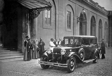 Papst Pius XI. Übergabe des MB Typ Nürburg an Papst Pius XI. durch Herrn Dr. Nibel am 23.05.1930.
MB Typ Nürburg