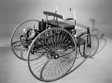 Mit diesem Motorwagen verwirklichte Carl Benz im Jahre 1885 seine revolutionäre Idee einer neuen Fahrzeugart.