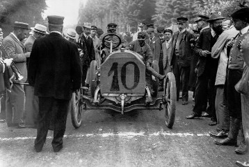 V. Gordon-Bennett-Rennen im Taunus, 17.06.1904. Hermann Braun (Startnummer 10) mit einem 90 PS Mercedes-Rennwagen. Braun belegte den 5. Platz im Rennen.