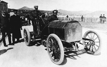 Woche von Nizza, 30.03.-07.04.1903. Meilenrennen auf der Promenade des Anglais, 07.04.1903. Hermann Braun mit seinem 60 PS Mercedes-Rennwagen. Sieger in Rekordzeit. Ganz links stehend: Wilhelm Werner (2. Platz), neben ihm Otto Hieronimus (8. Platz).