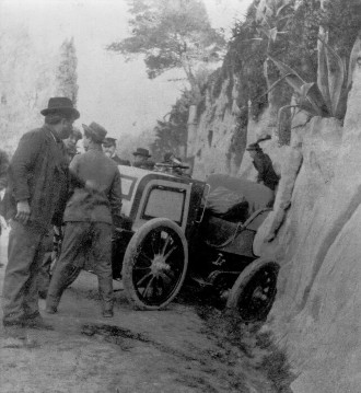 Woche von Nizza, 26.-30.03.1900. Bergrennen Nizza-La Turbie, 30.03.1900. Der verunglückte 23 PS Daimler-Phönix-Rennwagen. Bei diesem Bergrennen  verunglückte Wilhelm Bauer (Werkmeister der DMG) zwischen Nizza und La Turbie tödlich.