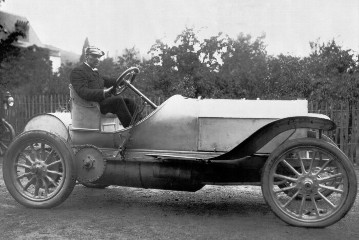 VI. Gordon-Bennett-Rennen (Auvergne-Rundstrecke), 05.07.1905. Camille Jenatzy (Startnummer 3) mit einem 120 PS Mercedes-Rennwagen.