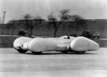 9. Februar 1939. Rekordfahrt auf der Reichsautobahn Dessau - Bitterfeld. Rudolf Caracciola im Mercedes-Benz 12-Zylinder-Rekordwagen W 154 (Ausführung für stehenden Start).