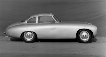 The first 300 SL can be recognised by the standard narrow wheels with hubcaps. The entry hatches, which reach only to the bottom of the window – they cannot really be called wing doors yet – require much skill in getting in and out and stem from the raised tubular space frame. But the photo also shows the clear, simple form, resulting in less drag.