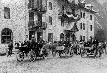 Rad- und Automobilwettfahrt durch Südtirol am 27.-29.08.1898. Bozen-Meran-Trafoi-Weißer Knoll-Meran-Bozen-Franzensfeste-Toblach-Cortina-Belluno-Feltre-San Martino di Castrozza-Predazzo-Auer-Bozen-Mendelpaß. Start vor dem Trafoi-Hotel. Wilhelm Bauer am Steuer des 7,5-PS (2-Zylinder) Daimler-Viktoria-Wagen mit der Startnummer 15. Mit Startnummer 16: Benz-Rennwagen 7-PS, Besitzer und Fahrer Baron Theodor von Liebieg. Startnummer 14: Wilhelm Werner am Steuer des 7,5-PS (2-Zylinder) Daimler-Viktoria-Wagen, Passagiere - Hofsekretär Dr. Eduard Suchanek und Adalbert Herrmann. Wilhelm Bauer und Wilhelm Werner gewinnen die erste kontrollierte Fernfahrt mit Automobilen durch die Alpen.