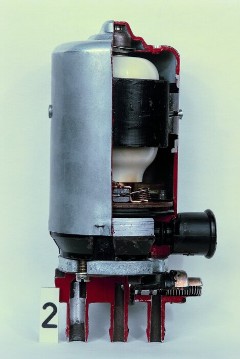 Kraftstoffpumpe für D-Jetronic, frühe Ausführung mit drei Anschlüssen
(Elektronik-Einspritzung) des Mercedes-Benz Motors M 114 E 25