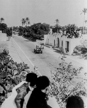 Großer Preis von Tripolis, Mellaha, 9. Mai 1937. Der Sieger Hermann Lang überholt auf seinem Mercedes-Benz W 125 einen Konkurrenten.