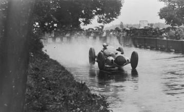 Großer Preis der Schweiz bei Bern, 21. August 1938. 
Die Mercedes-Benz W 154 Rennfahrzeuge setzten sich sofort an die Spitze des Feldes und fuhren einem Dreifach-Sieg entgegen. Den ersten Platz belegte Rudolf Caracciola (Foto) gefolgt von Richard B. Seaman und Manfred von Brauchitsch.