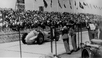 Internationales Eifelrennen auf dem Nürburgring, 13.06.1937. Manfred von Brauchitsch (Startnummer 8) mit einem Mercedes-Benz W 125, er belegt den dritten Platz im Rennen.