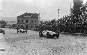 2. Belgrader Stadtrennen, 3. September 1939. Zweiter Platz: Manfred von Brauchitsch (Startnummer 6) gefolgt von Hermann Lang (Startnummer 2) beide auf Mercedes-Benz W 154 Rennwagen.