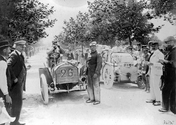 Fernfahrt Paris - Wien, gleichzeitig - 3. Gordon-Bennett-Rennen, 26. - 29.06.1902. Erste Etappe: Paris - Belfort. Am Start in Champigny, Stadtrand von Paris, Graf William Eliot Zborowski (Startnummer 26) auf einem 40 PS Mercedes-Simplex.