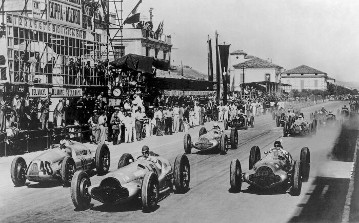 Coppa Acerbo bei Pescara, 14. August 1938
Beim Start setzten sich die Mercedes-Benz W 154 an die Spitze des Feldes. Manfred von Brauchitsch (Startnummer 46), dahinter Hermann Lang (Startnummer 40) und mit Startnummer 26 der spätere Sieger Rudolf Caracciola.