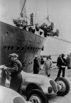 Großer Preis von Tripolis, Mellaha, 9. Mai 1937. Schiffsverladung der Mercedes-Benz W 125 Formel-Rennwagen in Neapel.