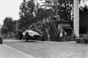 2. Belgrader Stadtrennen, 3. September 1939. Zweiter Platz: Manfred von Brauchitsch (Startnummer 6) auf Mercedes-Benz W 154 Rennwagen.