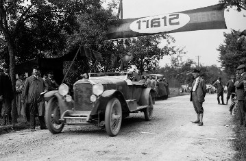 Robert-Batschari-Fahrt und Baden-Badener Automobiltunier, 17.-24.07.1925. Startszene, Willy Walb (Startnummer 63) auf Benz 16/50 PS. (Amtliches Kennzeichen IVB 27461)