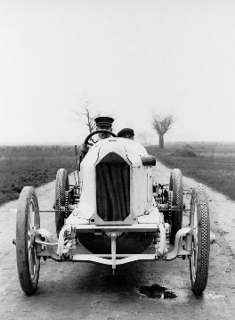 Benz 200 PS Rekordwagen ''Blitzen-Benz'', 1909 - 1911. Fritz Erle am Lenkrad.