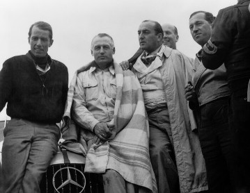 III. Carrera Panamericana in Mexico, 1952. Mercedes-Benz Rennmannschaft von links: John Fitch, das Siegerteam: Karl Kling (im Hintergrund Hans Klenk), Zweiter Platz: Hermann Lang und Erwin Grupp.