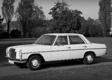 Mercedes-Benz 220
Baureihe 115, 1967
Der bekannte Spitzname „Strich-Acht“ der Mittelklasse-Modelle basiert auf dem zunächst intern verwendeten Kürzel /8 für das Erscheinungsjahr der neuen Modelle, um sie von den Vorgängermodellen, die teilweise dieselbe Verkaufsbezeichnung hatten, leicht unterscheiden zu können.