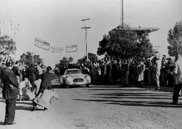 III. Carrera Panamericana Mexico, 1952
Sieger Karl Kling und Hans Klenk auf Mercedes-Benz 300 SL geht durchs Ziel.