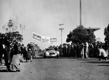 III. Carrera Panamericana Mexico, 1952. Zweiter Platz: Hermann Lang und Erwin Grupp auf Mercedes-Benz 300 SL (Startnummer 3).